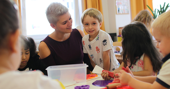 Um Kinder ihren Bedürfnissen entsprechend betreuen zu können, bedarf es ausreichendes und qualifiziertes Personal.
