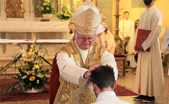 Bischof Manfred Scheuer spendet Hermann Josef Hehenberger durch Handauflegung und Gebet die Priesterweihe. 