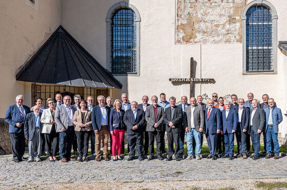 Gruppenfoto mit den Bürgermeister:innen der Region