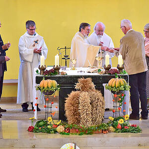 Die Verteilung des 'Brot des Lebens' am Altar / Foto: Franz Kaufmann Riedberger Erntedankfest 2016