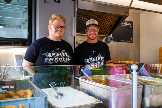 Die Kochkünstler vom Caritas-Foodtruck SPEISEWAGEN.