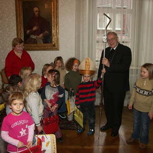 Kinder zu Besuch im Bischofshof (2004)