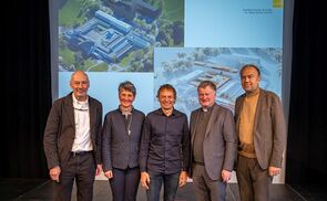 V. l.: Architekt Mag. Arch. DI Roland Gnaiger, Dr.in Sr. Maria Maul, Architekt DI Thomas Pucher, Bischof Manfred Scheuer und Univ.-Prof. Dr. Meinhard Lukas (JKU Linz)