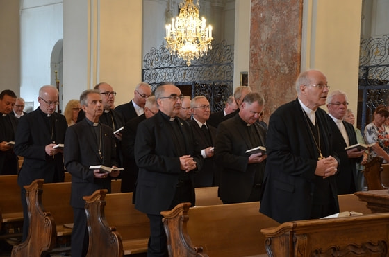 Gebet beim Gnadenaltar in der Basilika Mariazell
