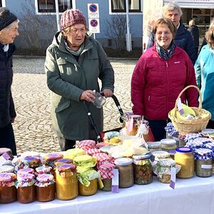 Am Freitag, 3. März 2023, bot die kfb Gramastetten im Rahmen des Bauernmarktes Suppen im Glas und Suppeneinlagen für eine freiwillige Spende an. 