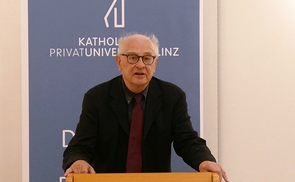 Prof. Hubert Gaisbauer, hier bei einem Vortrag an der KU Linz