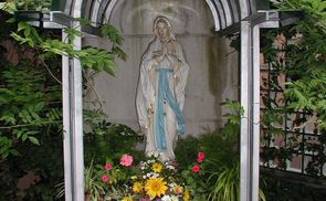 Marienstatue im Garten des Mutterhauses der Marienschwestern vom Karmel