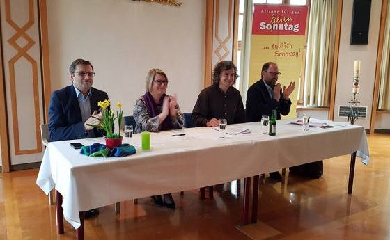 Podiumsdiskussion Allianz für den freien Sonntag / vlnr: LAbg. Georg Ecker/ÖVP, LAbg. Ulrike Wall/FPÖ, Heinz Mittermayer (Allianz/KAB OÖ)  und LAbg. a.D. Erich Pilsner/SPÖ 