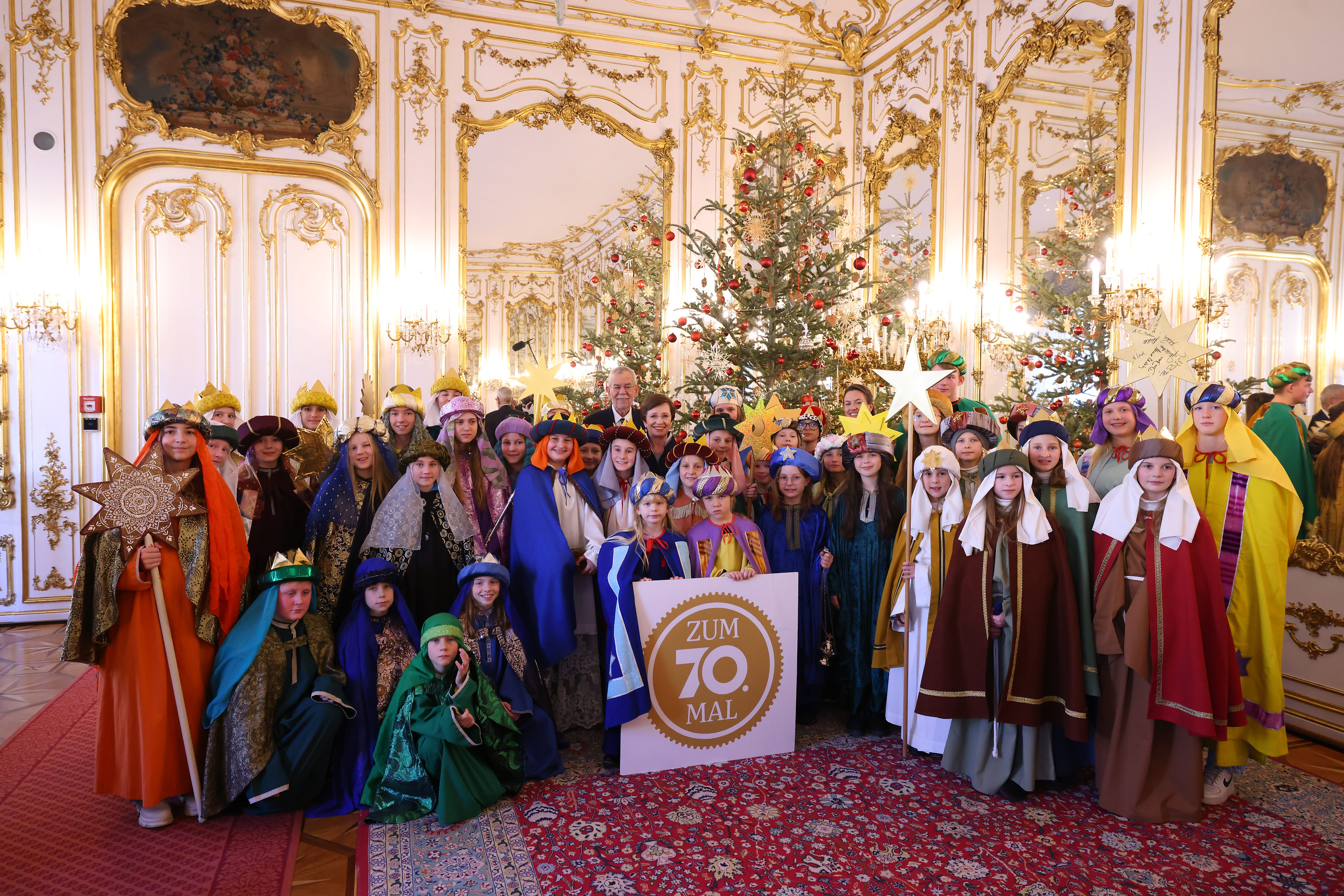 Sternsinger*innen aus allen Bundesländern bei Bundespräsident Alexander Van der Bellen und seiner Ehefrau Doris Schmidauer
