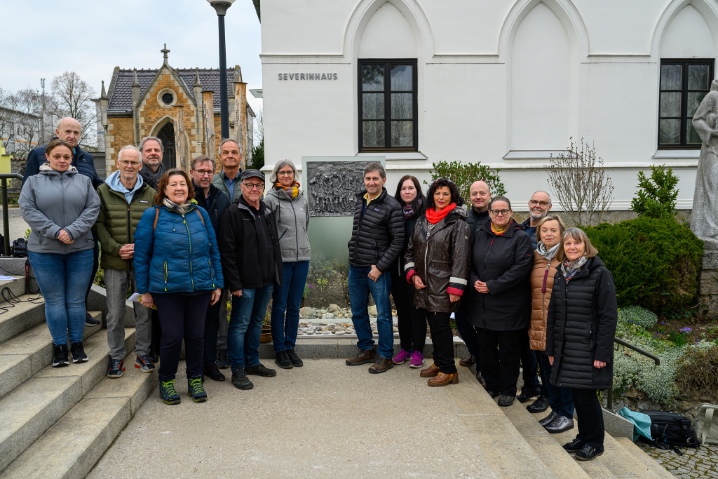 In Erinnerung an die Todesmärsche vor 80 Jahren: Denkmal vor Basilika St. Laurenz