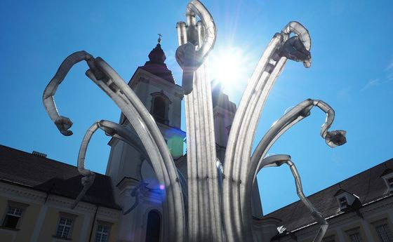 Pneuma Fountain im Prälatenhof des Stiftes Kremsmünster