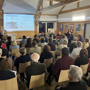 Reinhard Kaspar - Obmann des Gedenkdienstkomitee GUSEN führt durch das Programm