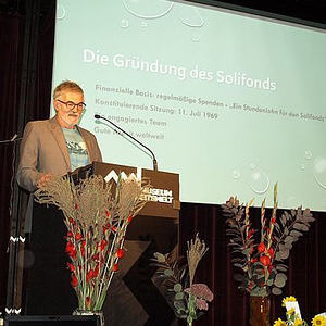 Feiertag 2019_Hier arbeitet ein Mensch