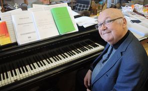 Balduin Sulzer am Klavier          