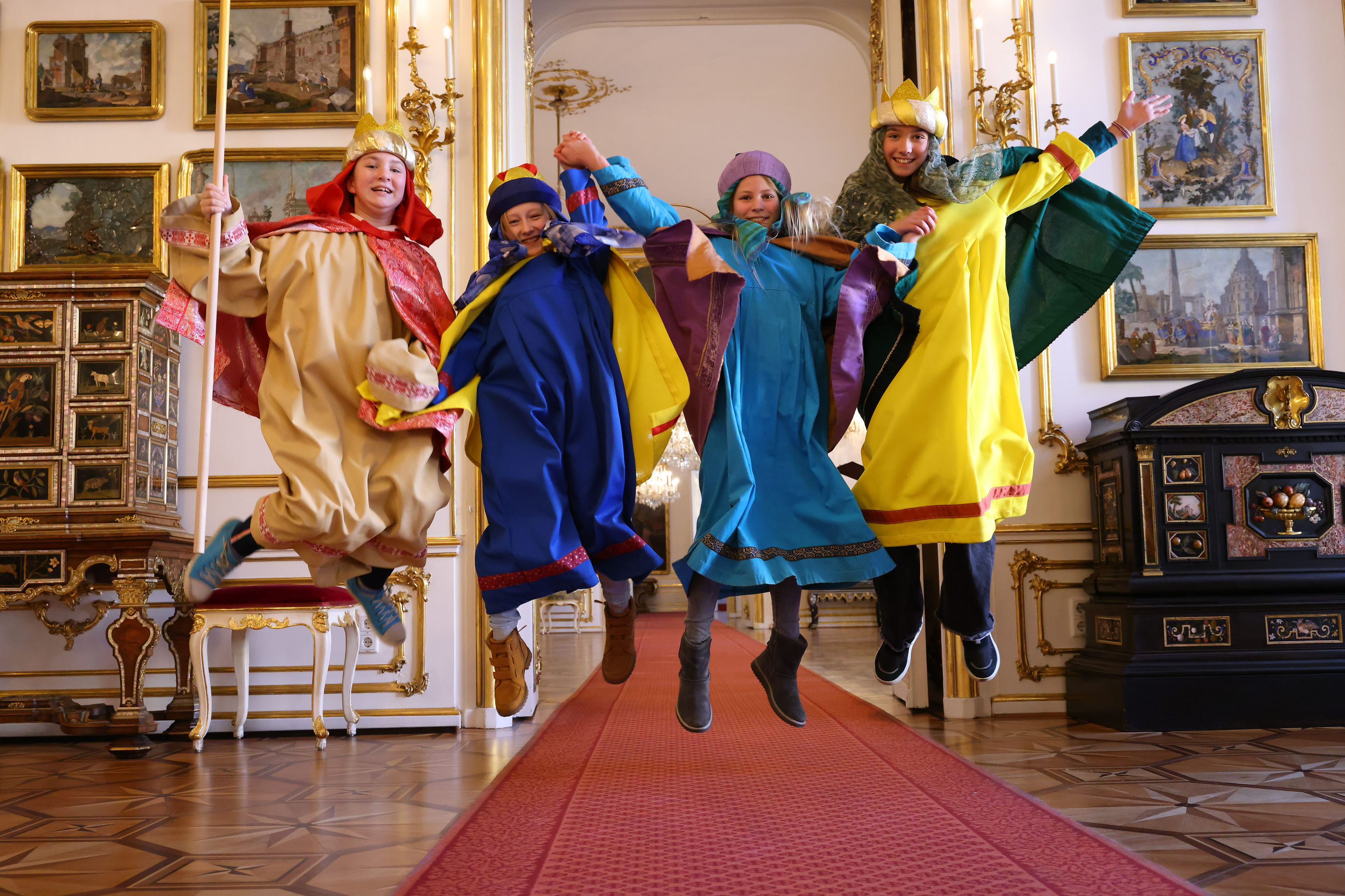 Sternsingerinnen aus Ottensheim freuen sich über den Besuch in der Hofburg
