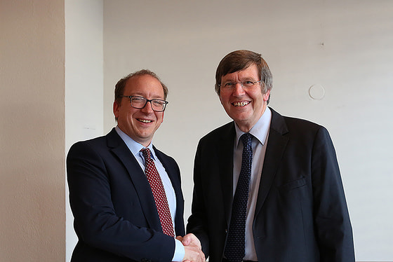 MMag. Christoph Lauermann (li) folgt Mag. Johann Hainzl nach