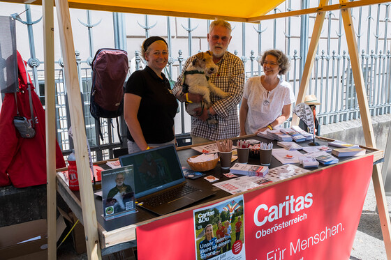 Felizitas Rucker, Regional Caritas Linz Land und Steyr Stadt; Chuck Schneider, ehemaliger Geschäftsführer von EXIT sozial mit seinem Therapiehund und Carmen Rolle, Freiwilligenkoordinatorin im HKB 