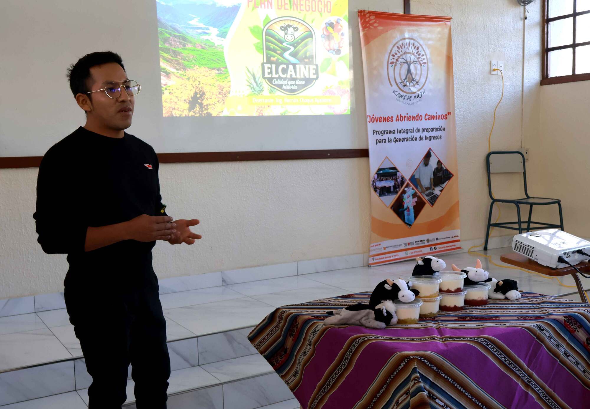 Ein junger Mann stellt seinen verbesserten Joghurt vor.