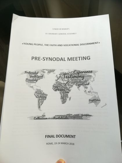 Das Schlussdokument der Vorsynode, das am Palmsonntag an Papst Franziskus übergeben wurde. 