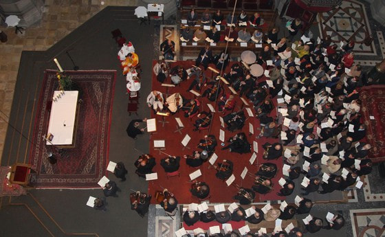 Chor des Konservatoriums für Kirchenmusik, Domchor und Domorchester von oben.
