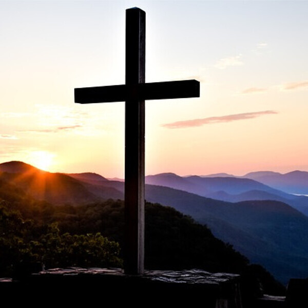 Kreuz auf Berg