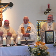 v. l.: Pfarrer em. Johann Schefthaler (Erbauer der Kirche), Bischof em. Maximilian Aichern, Kanonikus Johann Schicklberger (em. Stadtpfarrer von Gmunden), Pfarrer Franz Trinkfaß. © Kurt Vogl