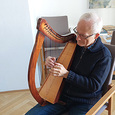 Die Schoßharfe ist eines der Lieblingsinstrumente von P. Werner. / © ÖOK/rs Die Schoßharfe ist eines der Lieblingsinstrumente von P. Werner.