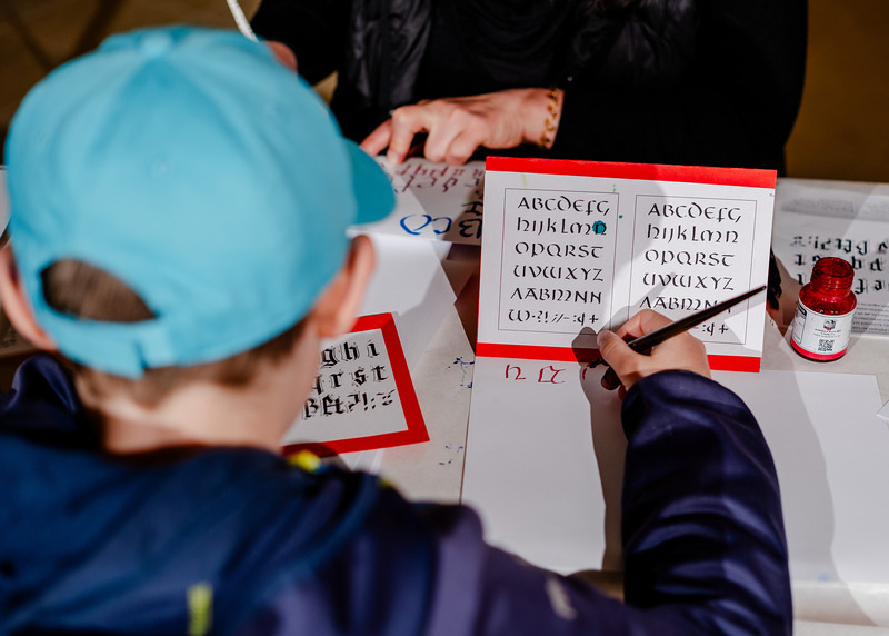 Mit Feder und Tusche konnten Kinder in der Krypta des Linzer Mariendoms unter Anleitung von Petra Maria Hansche die Kunst des 'sch?nen Schreibens' ausprobieren.