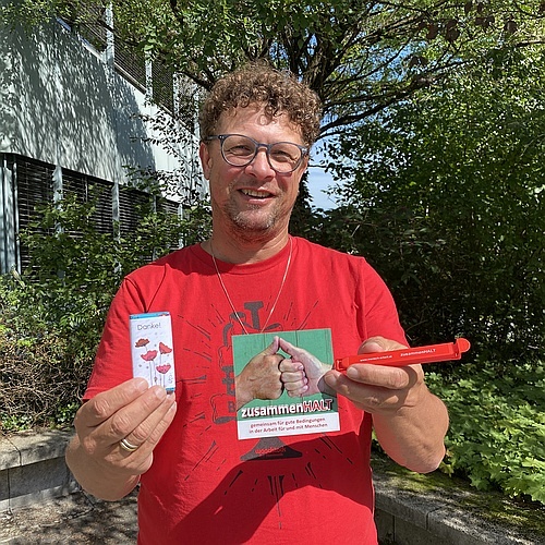 KAB-Vorsitzender Christian Leonfellner mit dem Aktionsmaterial von 2022