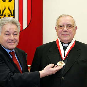 Verleihung des Großen Goldenen Ehrenzeichens des Landes OÖ durch LH Dr. Josef Pühringer (30.11.2005)