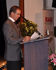 KABÖ-Vorsitzender Reinhold Grausam bei seinen Ausführungen zu KAB der Zukunft. © mensch & arbeit