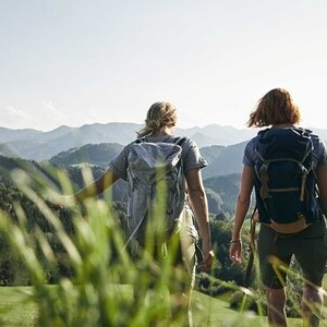 Wandern am Sebaldusweg - Freundinnen genießen den Ausblick