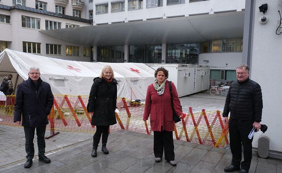 Beim Zugang zum Ordensklinikum Linz Barmherzige Schwestern in Linz: Caritas-Direktor Franz Kehrer MAS, KA-Präsidentin Dipl.-Päd.in Maria Hasibeder, Mag.a Michaela Pröstler-Zopf, Bereichsleiterin mensch & arbeit, Bischof Dr. Manfred Scheuer (v.l.).