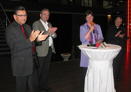 V.l.: AK-Vizedirektor Franz Molterer, Pfarrer Christian Öhler, Gabriele Kienesberger (KSÖ), Bischof Ludwig Schwarz. © Hans Schneller