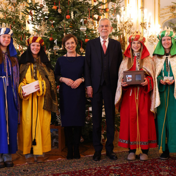 Gruppenfoto: Sternsingerinnen aus Walding in der Hofburg