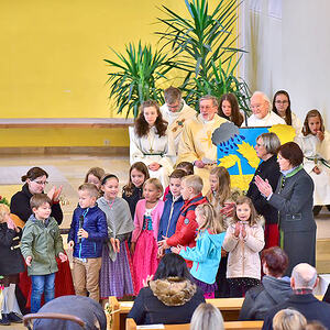 Der gemeinsame Chor Kindergarten und Volksschule / Foto: Franz Kaufmann Riedberger Erntedankfest 2016