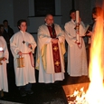 Am Osterfeuer wird in der Osternacht die Osterkerze entzunden. © Reinhard Hörmandinger