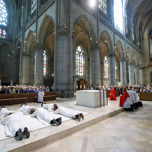 Die Weihekandidaten liegen ausgestreckt auf dem Boden, als Zeichen der Hingabe, Bereitschaft und Demut vor Gott.
