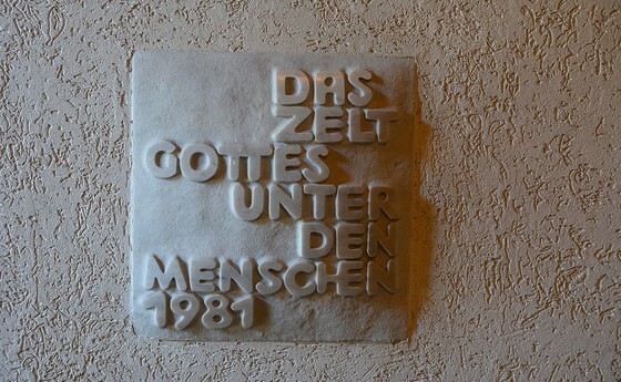 Grundstein im Foyer der Kirche