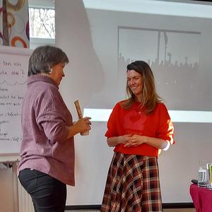 Elisabeth Zarzer dankt der Referentin