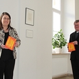 Pastoralamtsdirektorin Gabriele Eder-Cakl und Bischof Manfred Scheuer mit der neuen Broschüre „Ostern feiern“. 