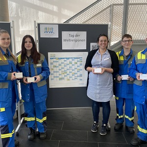 Verteilaktion zum Tag der Weltreligionen mit Lehrlingen und Jugendleiterin