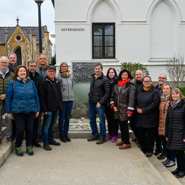 In Erinnerung an die Todesmärsche vor 80 Jahren: Denkmal vor Basilika St. Laurenz