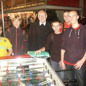 Bei der Berufsinformationsmesse mit Jugendlichen (2004)