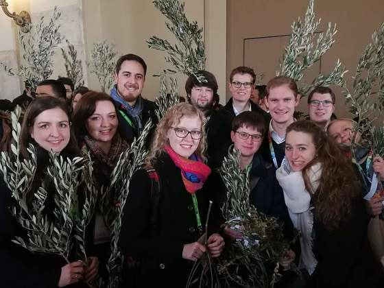 Eva Wimmer (vorne Mitte) mit anderen Delegierten am Palmsonntag vor der Messe mit Papst Franziskus. 
