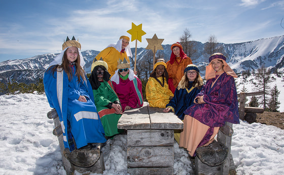 Sternsinger aus Kirchdorf an der Krems und Bad Ischl in Hinterstoder auf der Höss beim Fotoshooting für Drei Königs Aktion 2018Foto: Jack Haijes