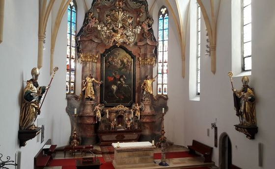 Altarraum der Pfarrkirche St. Georgen im Attergau