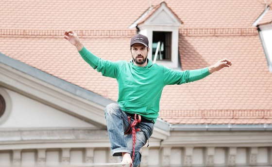 Drahtseilakt Arbeitsmarkt / © Diözese Innsbruck/Walter Hölbling Slackliner Christian Waldner