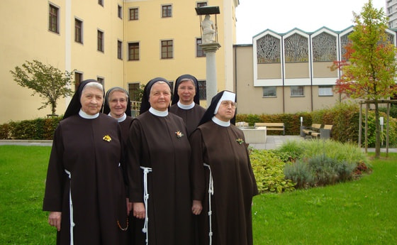       V. l.: .: Sr. M. Imelda, Generalvikarin Sr. M. Friedburga, Sr. M. Rosa, Generaloberin Sr. M. Barbara und Sr. M. Klara. © Elisabethinen Linz                         