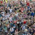 Flashmob zu 'Kinderarbeit stoppen' beim Abschluss des Ministrant:innen-Tags 2025